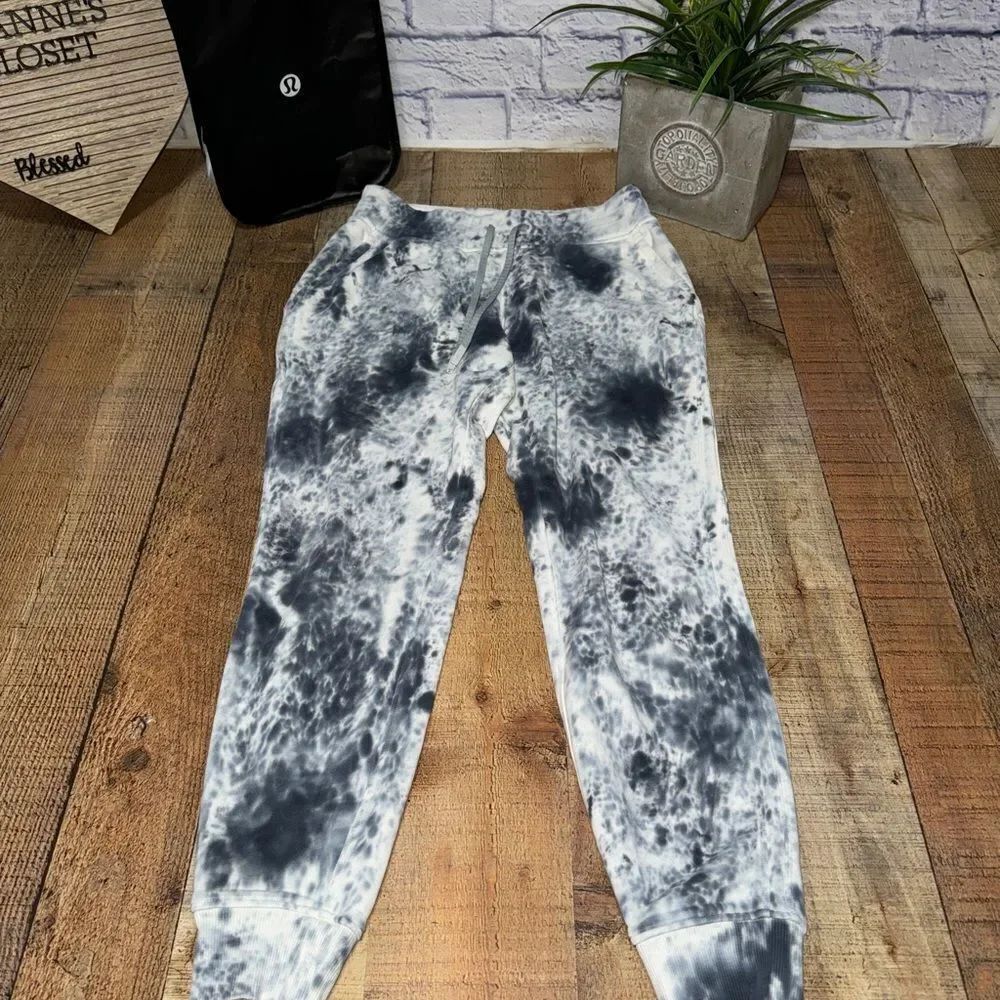 Lululemon Warm Down Jogger *28"
Marble Dye Classic Navy